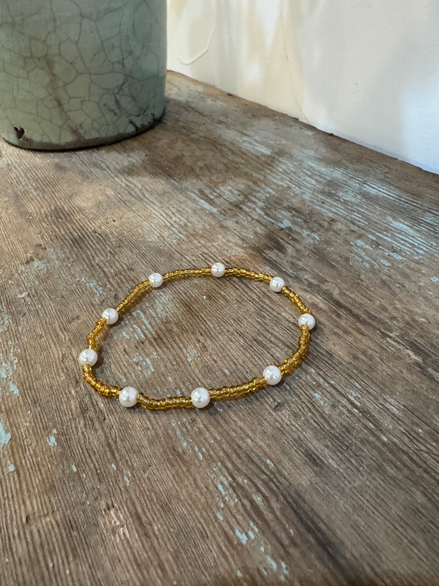 Gold colored stretch bracelet with pearls